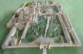 Construit du XVe au XIXe siècle, Topkapi était l'ancienne résidence des sultans ottomans et est actuellement un des plus importants musées au monde d'art islamique.